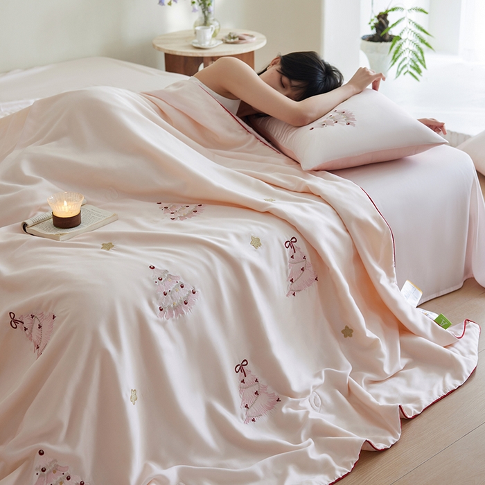 91家纺网 家纺一手货源 找家纺 沐珩家纺 2026新款莱赛尔天丝绣花夏被四件套嵌绳款-萌神系列 冰粉夏日