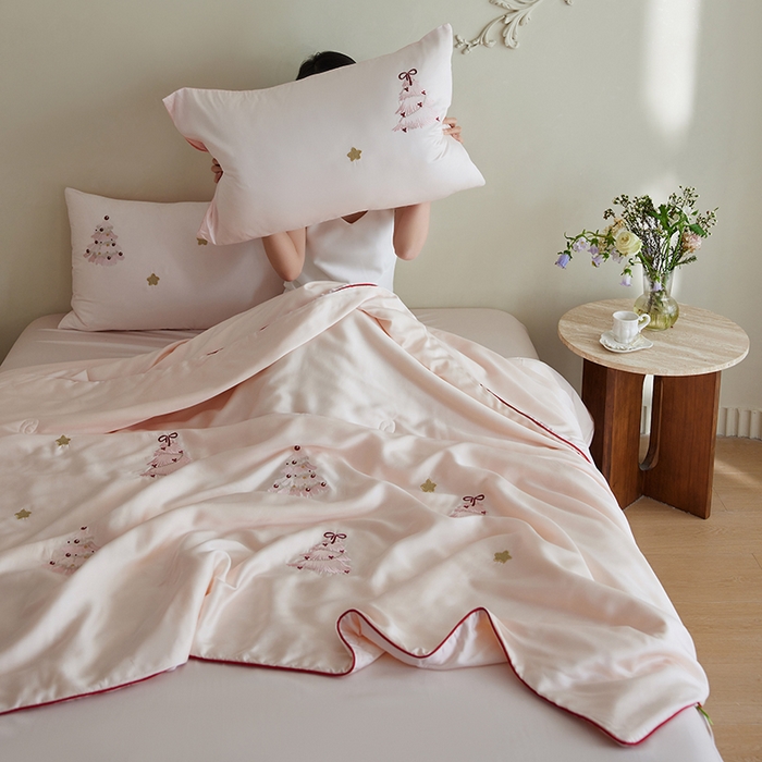 91家纺网 家纺一手货源 找家纺 沐珩家纺 2026新款莱赛尔天丝绣花夏被四件套嵌绳款-萌神系列 冰粉夏日