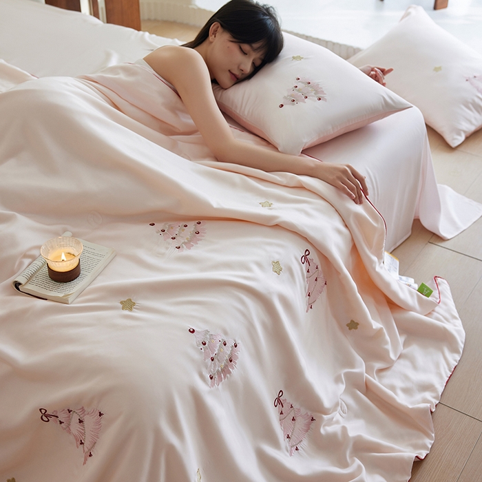 91家纺网 家纺一手货源 找家纺 沐珩家纺 2026新款莱赛尔天丝绣花夏被四件套嵌绳款-萌神系列 冰粉夏日