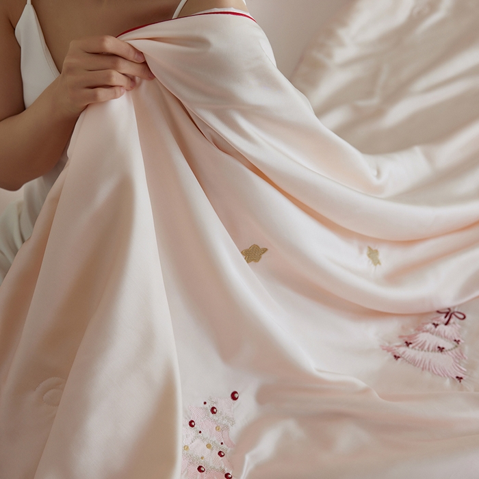 91家纺网 家纺一手货源 找家纺 沐珩家纺 2026新款莱赛尔天丝绣花夏被四件套嵌绳款-萌神系列 冰粉夏日