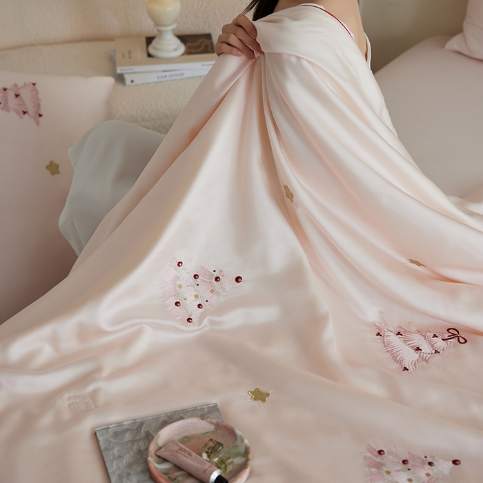 91家纺网 家纺一手货源 找家纺 沐珩家纺 2026新款莱赛尔天丝绣花夏被四件套嵌绳款-萌神系列 冰粉夏日