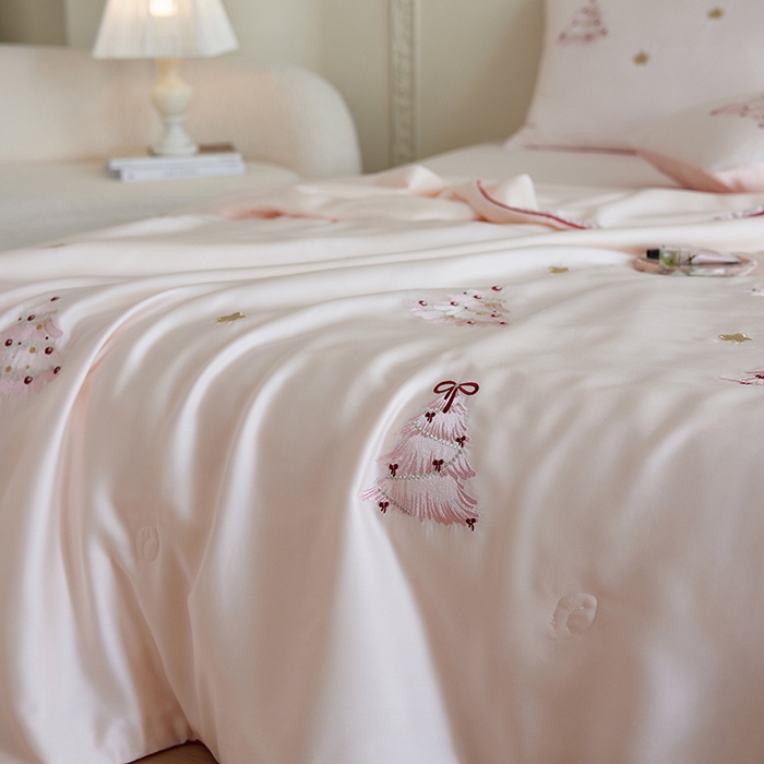 91家纺网 家纺一手货源 找家纺 沐珩家纺 2026新款莱赛尔天丝绣花夏被四件套嵌绳款-萌神系列 冰粉夏日