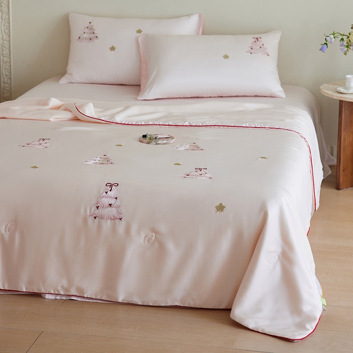 91家纺网 家纺一手货源 找家纺 沐珩家纺 2026新款莱赛尔天丝绣花夏被四件套嵌绳款-萌神系列 冰粉夏日