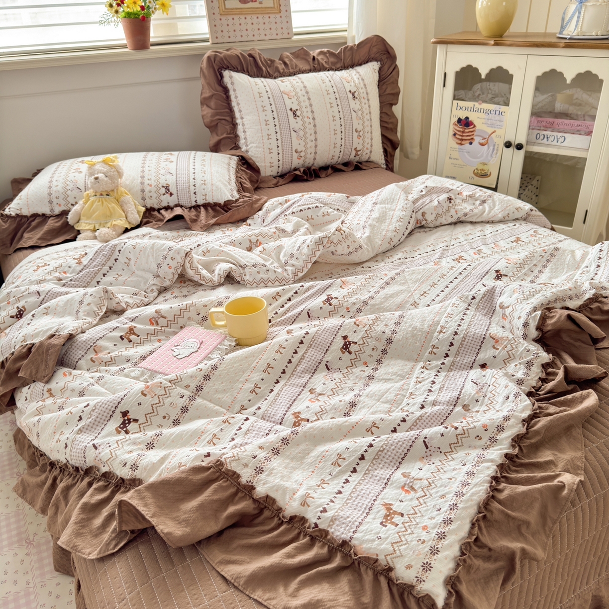 91家纺网 家纺一手货源 找家纺 禾沐 2026新款云感泡芙棉床盖夏被四件套AA款（夏被款） 栗色木马纹