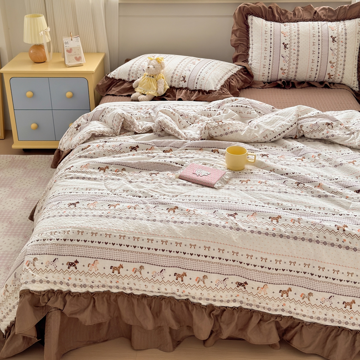 91家纺网 家纺一手货源 找家纺 禾沐 2026新款云感泡芙棉床盖夏被四件套AA款（夏被款） 栗色木马纹