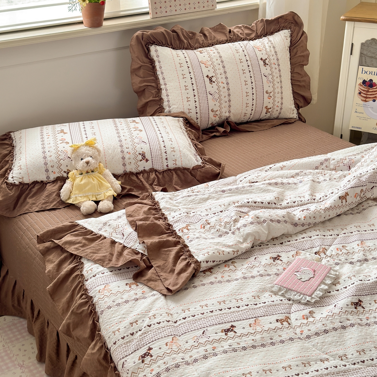 91家纺网 家纺一手货源 找家纺 禾沐 2026新款云感泡芙棉床盖夏被四件套AA款（夏被款） 栗色木马纹