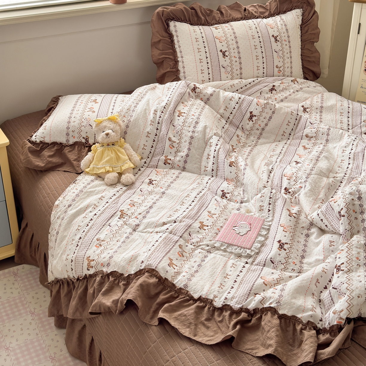 91家纺网 家纺一手货源 找家纺 禾沐 2026新款云感泡芙棉床盖夏被四件套AA款（夏被款） 栗色木马纹