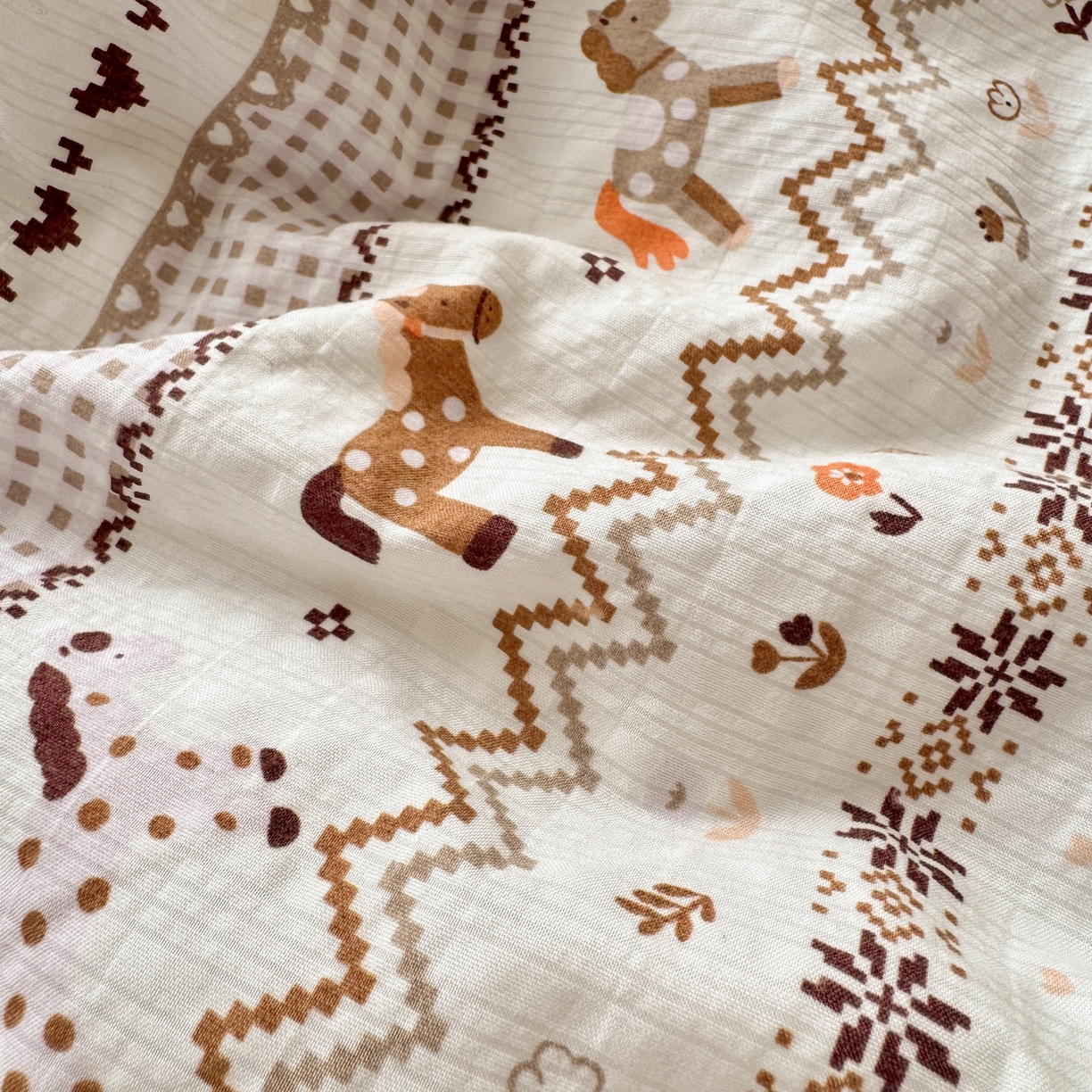 91家纺网 家纺一手货源 找家纺 禾沐 2026新款云感泡芙棉床盖夏被四件套AA款（夏被款） 栗色木马纹