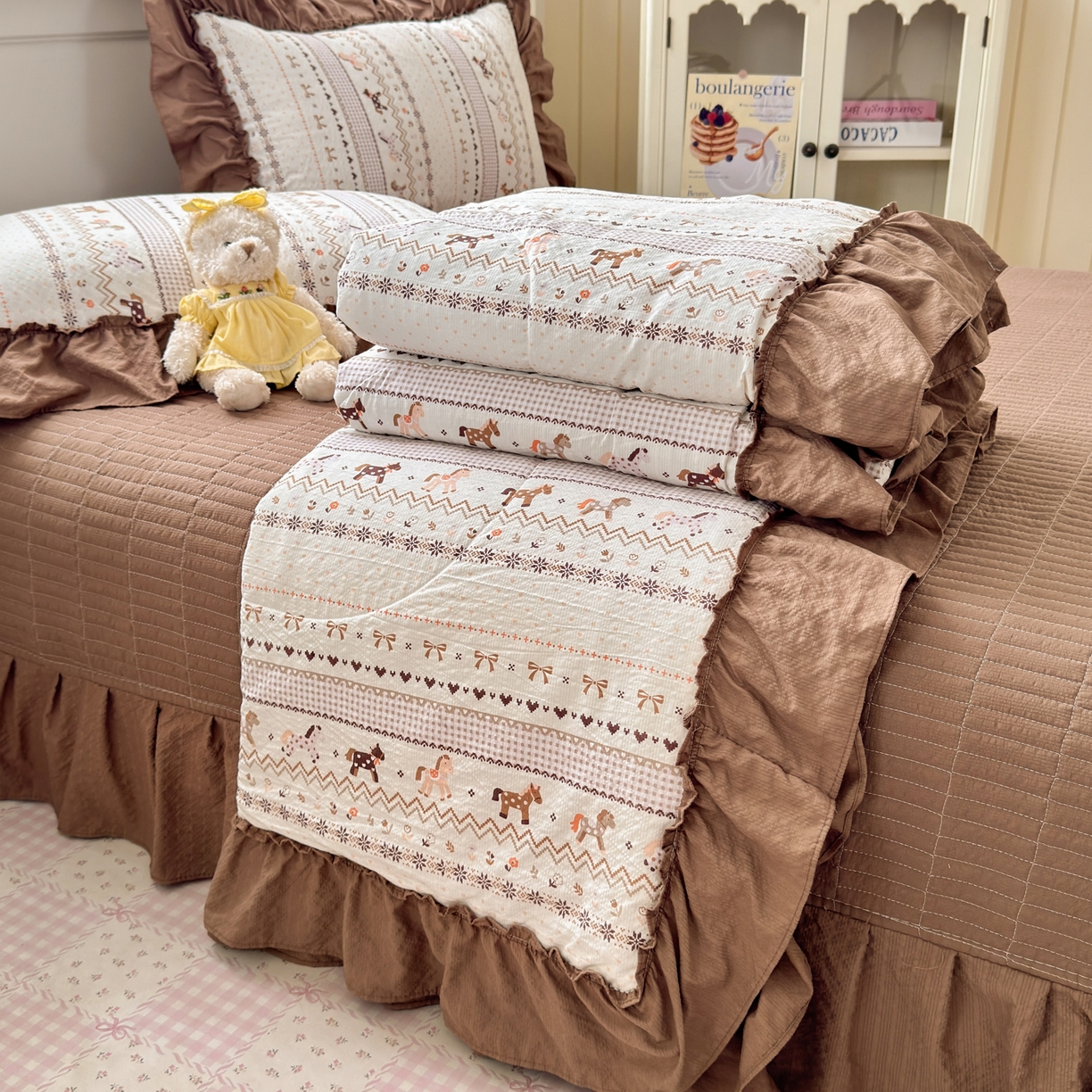 91家纺网 家纺一手货源 找家纺 禾沐 2026新款云感泡芙棉床盖夏被四件套AA款（夏被款） 栗色木马纹
