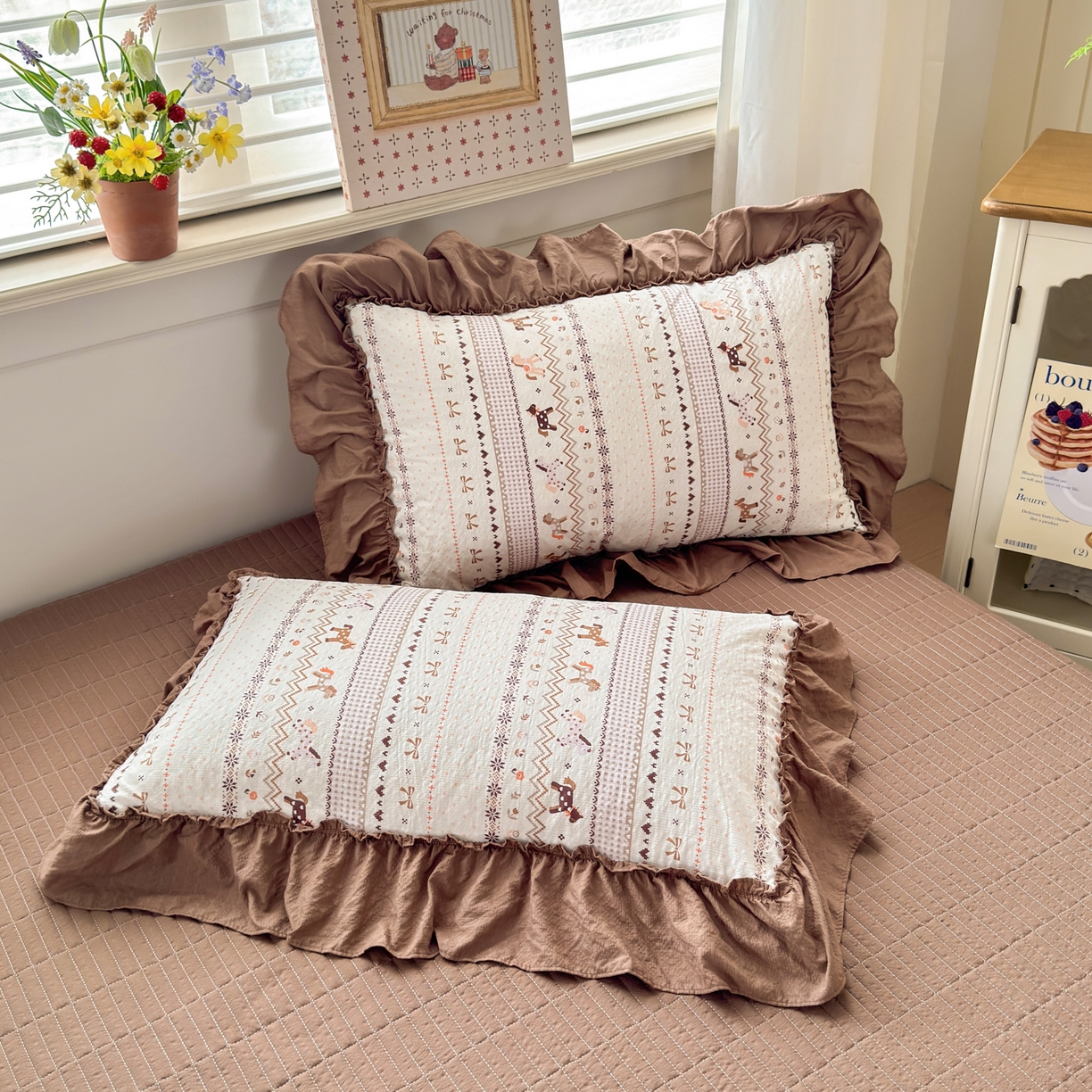 91家纺网 家纺一手货源 找家纺 禾沐 2026新款云感泡芙棉床盖夏被四件套AA款（夏被款） 栗色木马纹