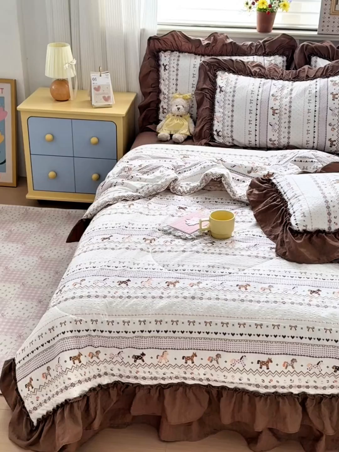 91家纺网 家纺一手货源 找家纺 禾沐 2026新款云感泡芙棉床盖夏被四件套AA款（夏被款） 栗色木马纹