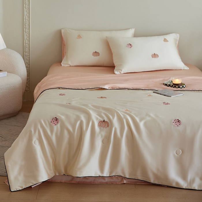 91家纺网 家纺一手货源 找家纺 沐珩家纺 2026新款莱赛尔天丝绣花夏被四件套嵌绳款-萌神系列 草间南瓜