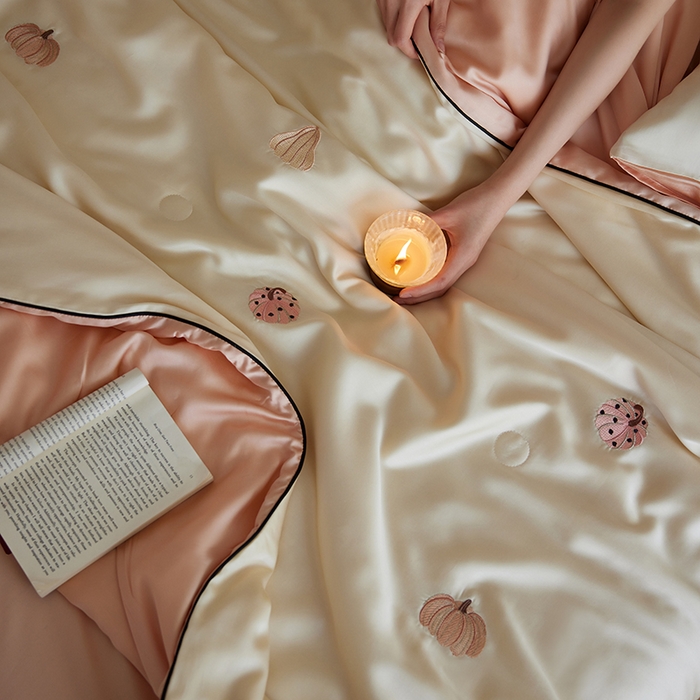 91家纺网 家纺一手货源 找家纺 沐珩家纺 2026新款莱赛尔天丝绣花夏被四件套嵌绳款-萌神系列 草间南瓜