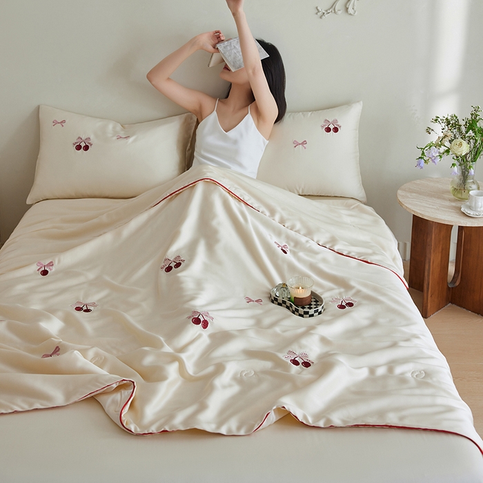 91家纺网 家纺一手货源 找家纺 沐珩家纺 2026新款莱赛尔天丝绣花夏被四件套嵌绳款-萌神系列 蝴蝶结樱桃