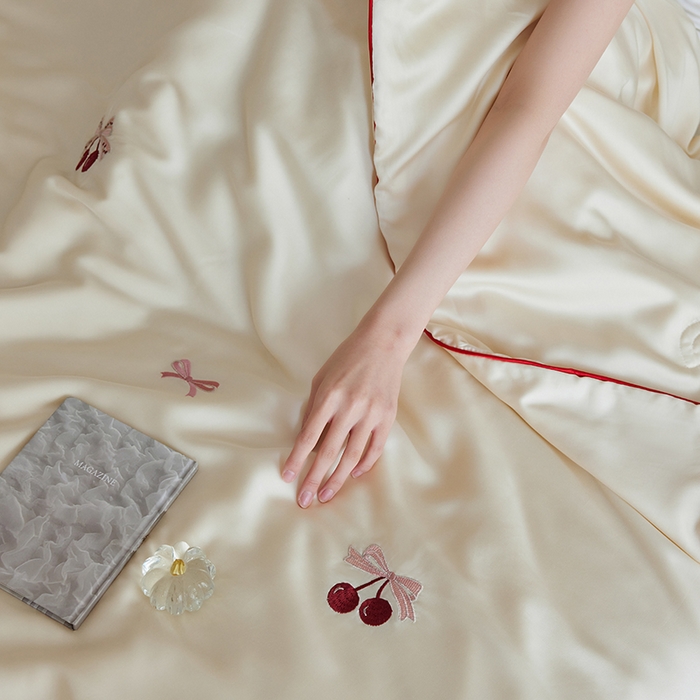 91家纺网 家纺一手货源 找家纺 沐珩家纺 2026新款莱赛尔天丝绣花夏被四件套嵌绳款-萌神系列 蝴蝶结樱桃