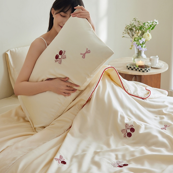 91家纺网 家纺一手货源 找家纺 沐珩家纺 2026新款莱赛尔天丝绣花夏被四件套嵌绳款-萌神系列 蝴蝶结樱桃