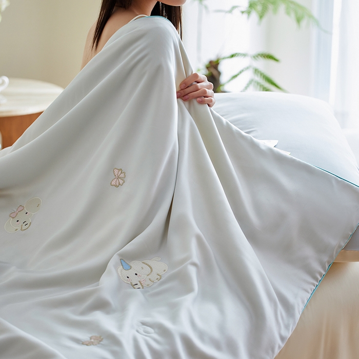 91家纺网 家纺一手货源 找家纺 沐珩家纺 2026新款莱赛尔天丝绣花夏被四件套嵌绳款-萌神系列 乐萌小象