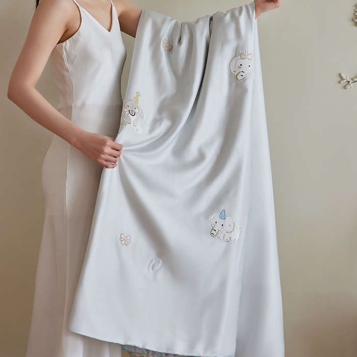 91家纺网 家纺一手货源 找家纺 沐珩家纺 2026新款莱赛尔天丝绣花夏被四件套嵌绳款-萌神系列 乐萌小象