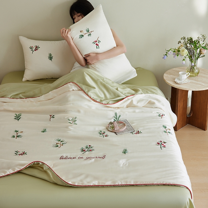 91家纺网 家纺一手货源 找家纺 沐珩家纺 2026新款莱赛尔天丝绣花夏被四件套嵌绳款-萌神系列 香脂冷杉