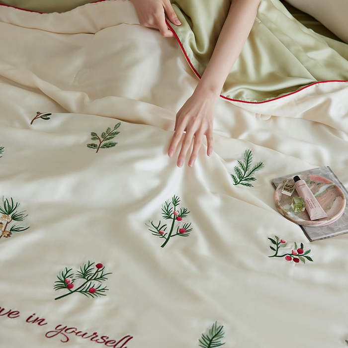 91家纺网 家纺一手货源 找家纺 沐珩家纺 2026新款莱赛尔天丝绣花夏被四件套嵌绳款-萌神系列 香脂冷杉