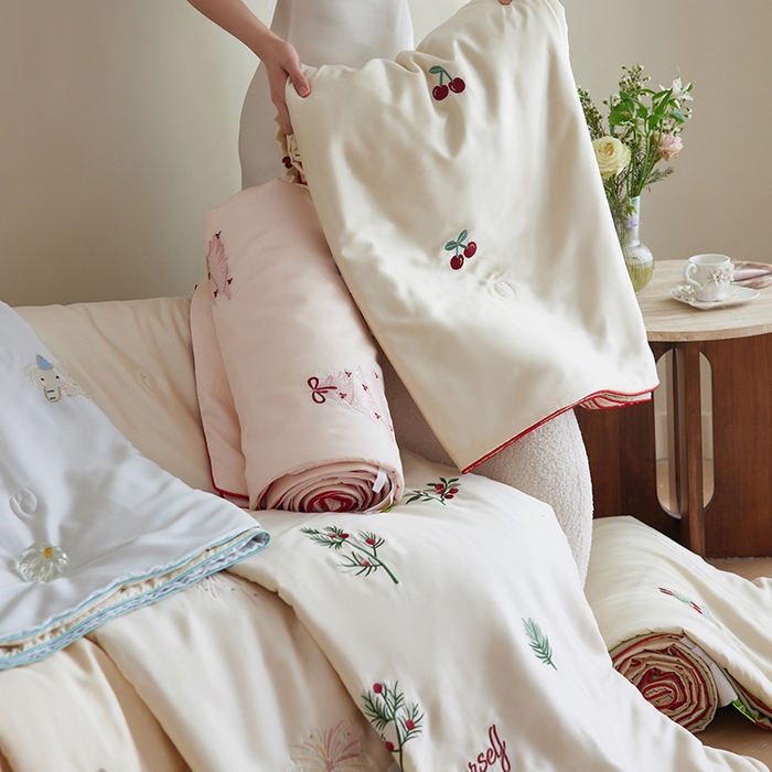 91家纺网 家纺一手货源 找家纺 沐珩家纺 2026新款莱赛尔天丝绣花夏被四件套嵌绳款-萌神系列 组合图仅展示不可下单