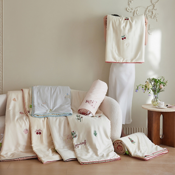 91家纺网 家纺一手货源 找家纺 沐珩家纺 2026新款莱赛尔天丝绣花夏被四件套嵌绳款-萌神系列 组合图仅展示不可下单