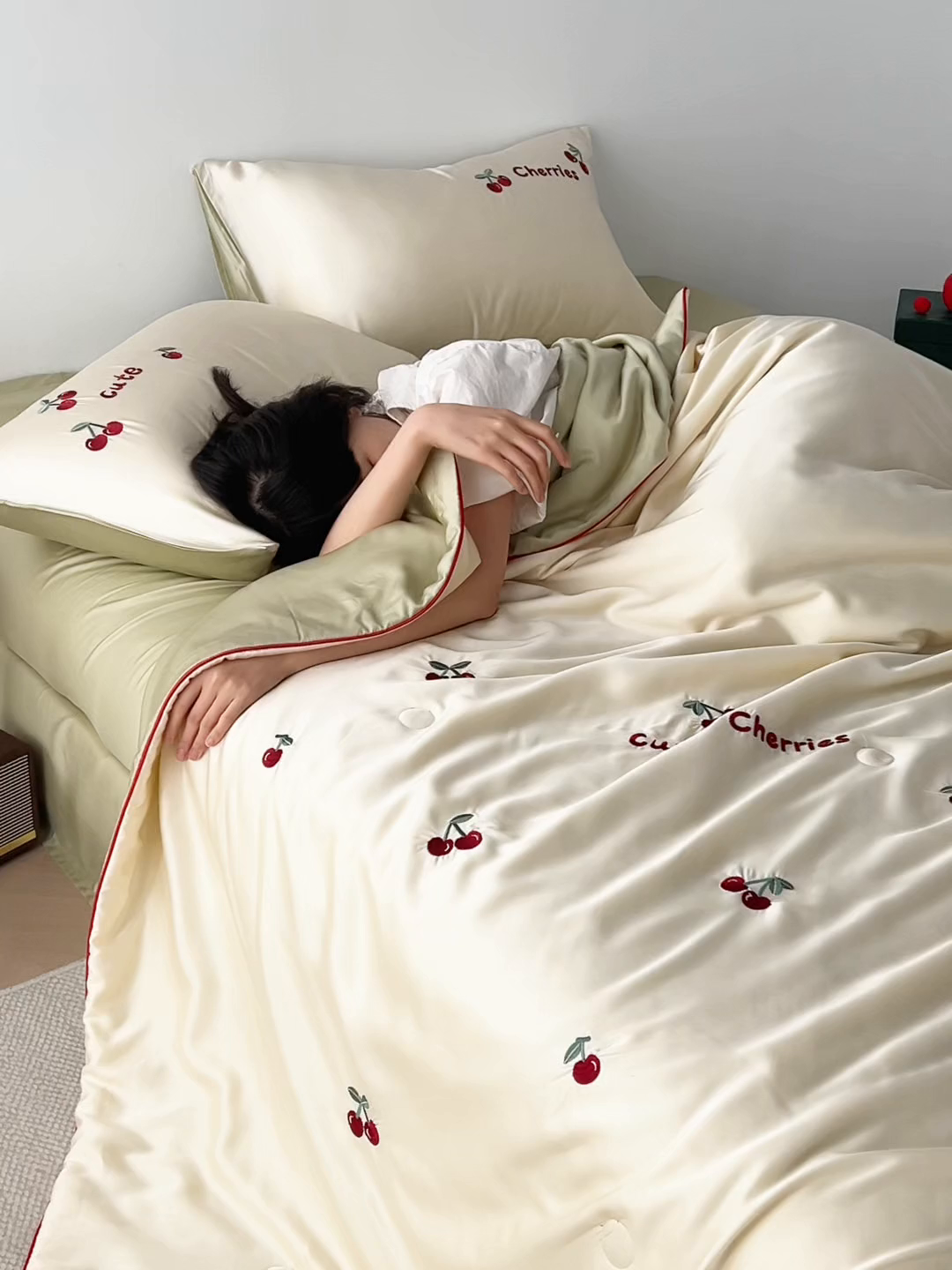 91家纺网 家纺一手货源 找家纺 沐珩家纺 2026新款莱赛尔天丝绣花夏被四件套嵌绳款-萌神系列 蝴蝶结樱桃
