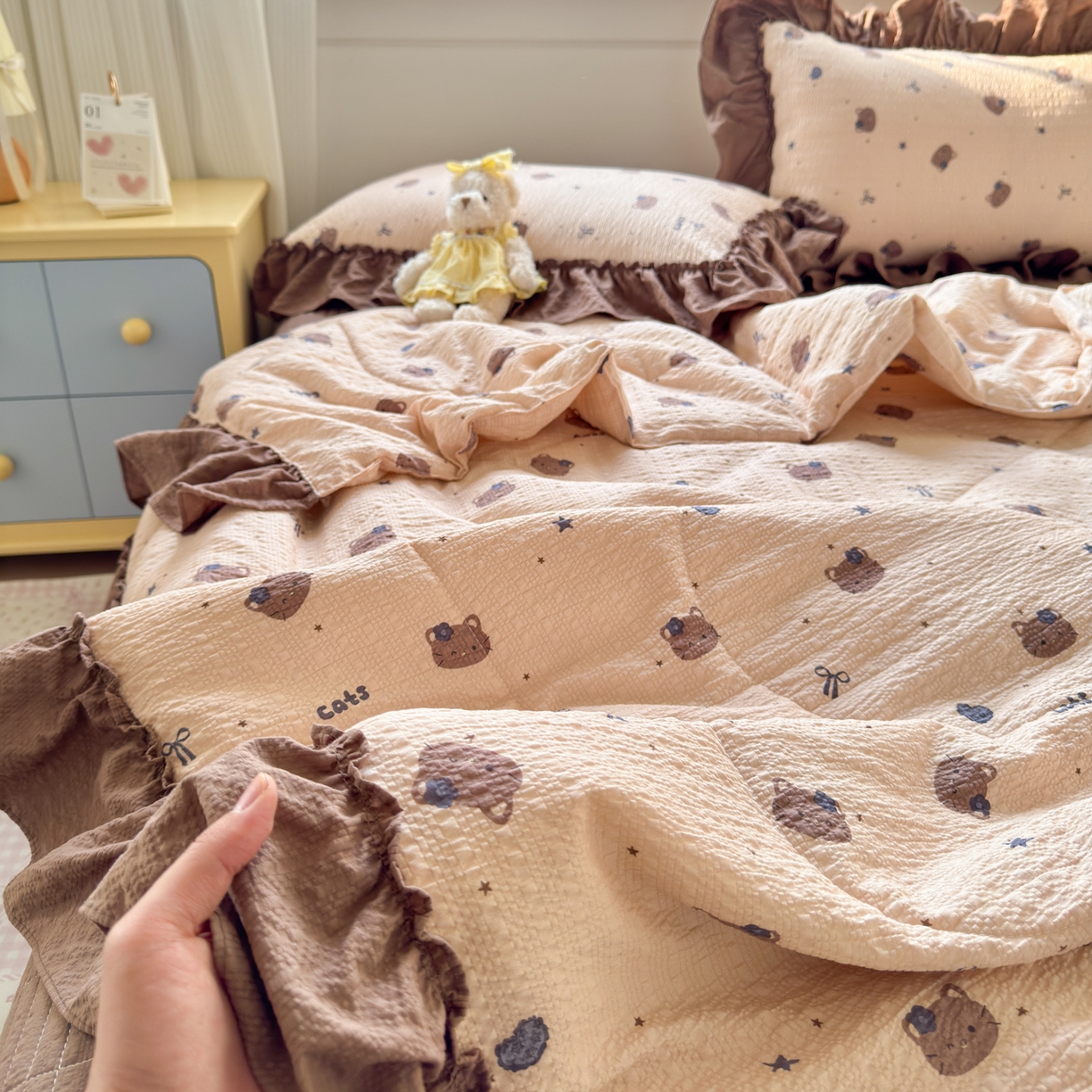 91家纺网 家纺一手货源 找家纺 禾沐 2026新款云感泡芙纱全棉蕾丝花边款夏被四件套 猫咪集