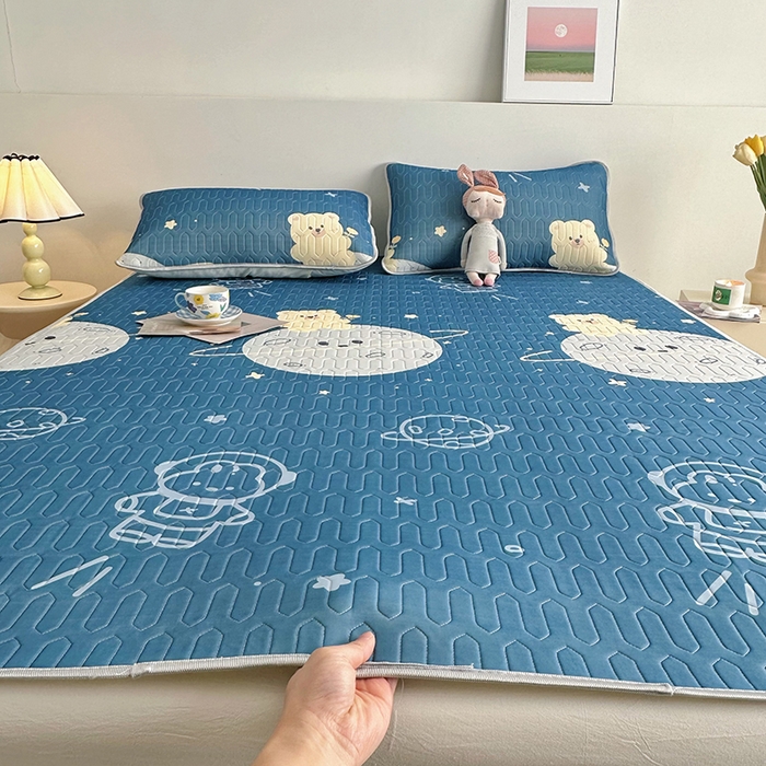 91家纺网 家纺一手货源 找家纺 佳鸿家纺 2026新款卡通乳胶凉席二件套三件套冰丝软席空调席跨境爆款 太空星球