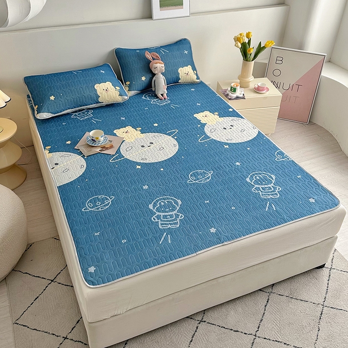 91家纺网 家纺一手货源 找家纺 佳鸿家纺 2026新款卡通乳胶凉席二件套三件套冰丝软席空调席跨境爆款 太空星球