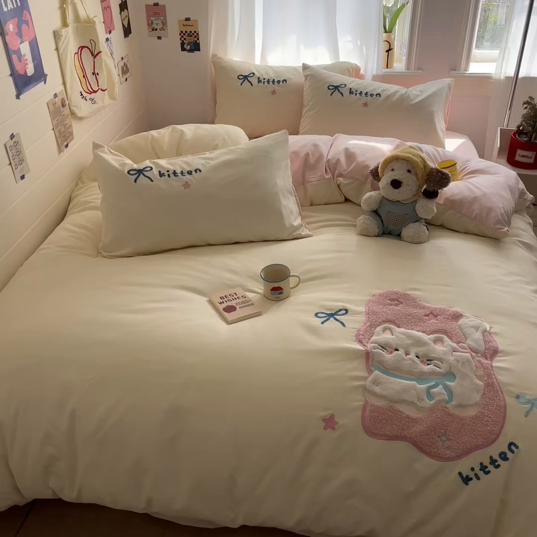 91家纺网 家纺一手货源 找家纺 我心家纺 2026新款卡通刺绣四件套 露营小猫-米黄