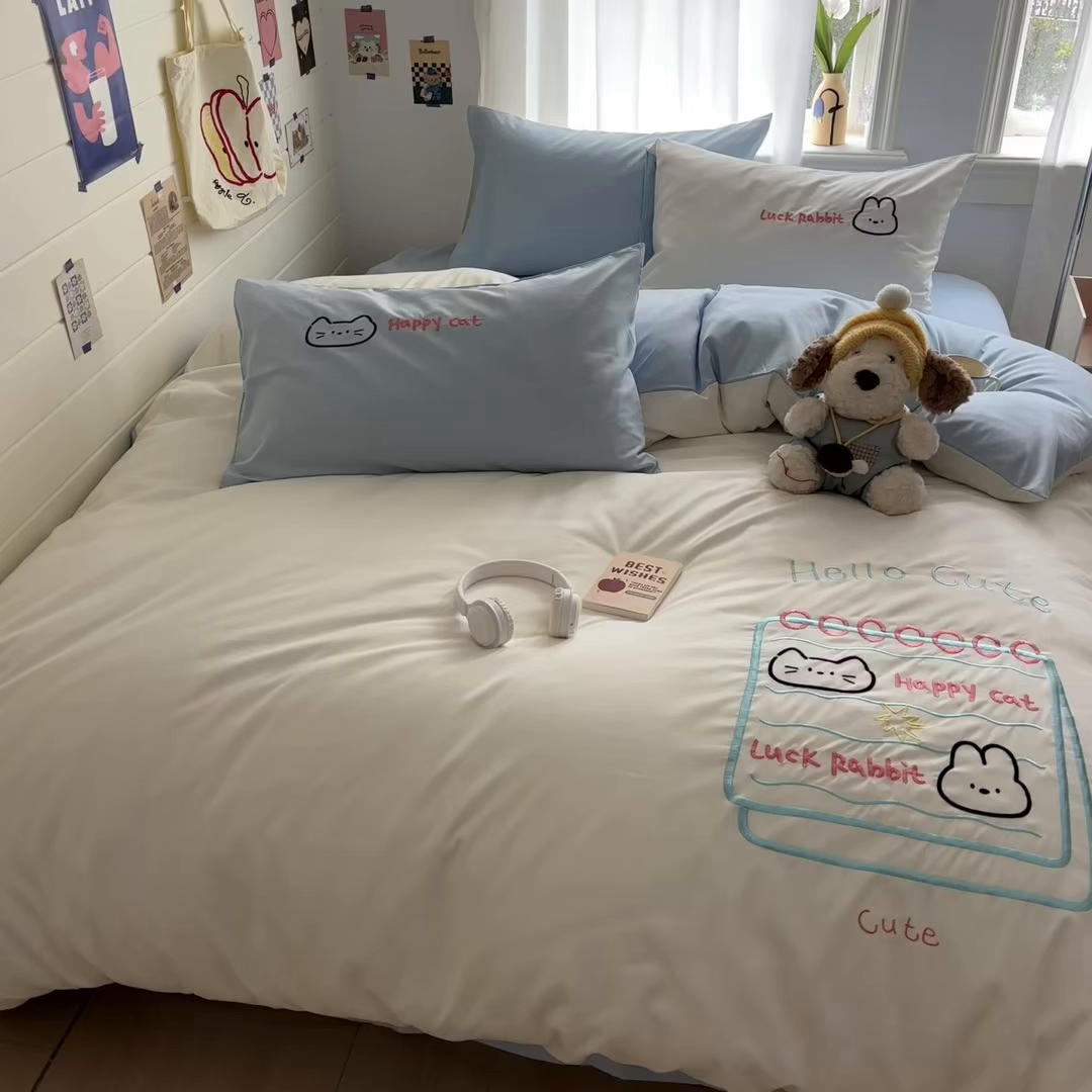 91家纺网 家纺一手货源 找家纺 我心家纺 2026新款卡通刺绣四件套 猫兔日记-白