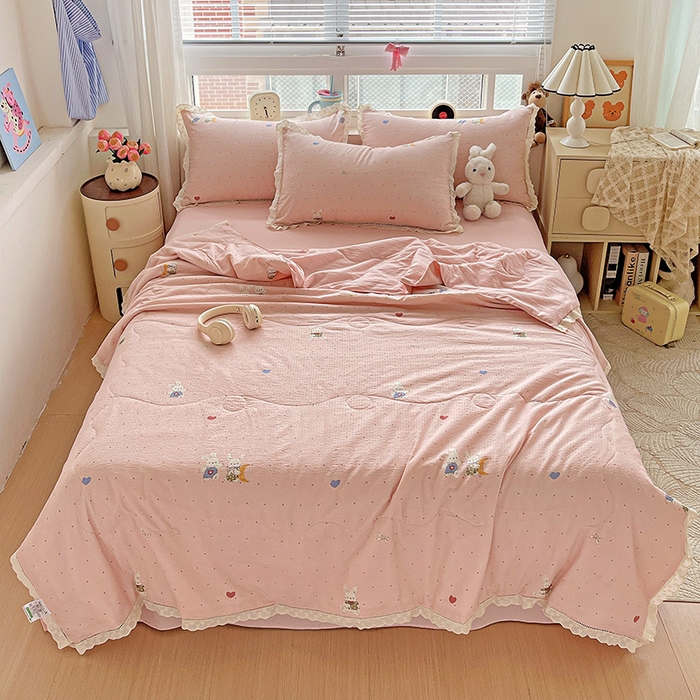 91家纺网 家纺一手货源 找家纺 仟网汇 2026新款云感木棉皱皱纱全棉花边款夏被四件套 波点小兔粉