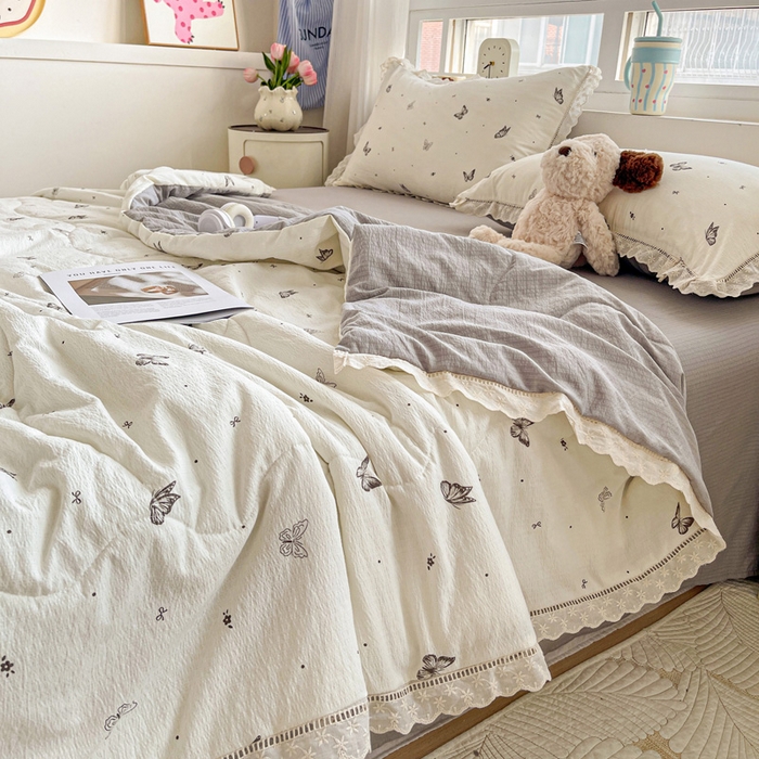 91家纺网 家纺一手货源 找家纺 仟网汇 2026新款云感木棉皱皱纱全棉花边款夏被四件套 蝴蝶梦