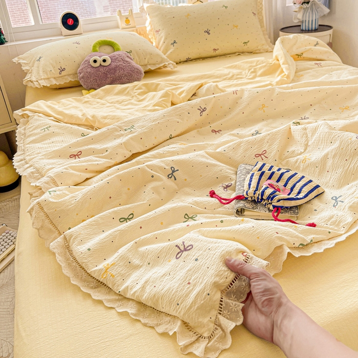 91家纺网 家纺一手货源 找家纺 仟网汇 2026新款云感木棉皱皱纱全棉花边款夏被四件套 蜡笔画