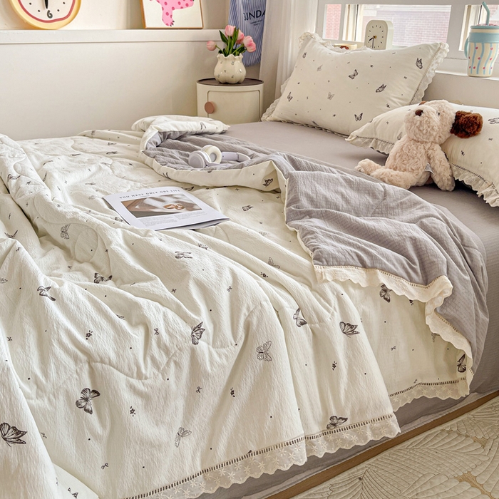 91家纺网 家纺一手货源 找家纺 仟网汇 2026新款云感木棉皱皱纱全棉花边款夏被四件套 蝴蝶梦