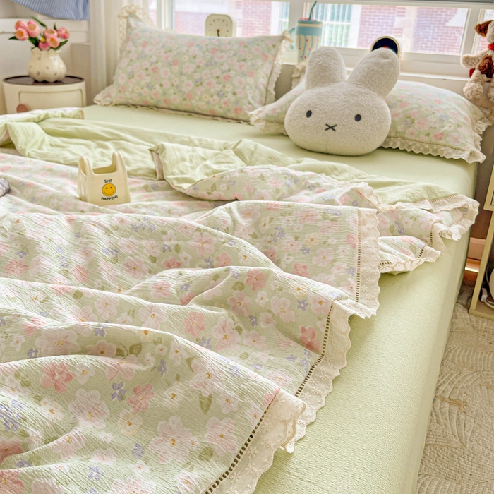 91家纺网 家纺一手货源 找家纺 仟网汇 2026新款云感木棉皱皱纱全棉花边款夏被四件套 莱茵河畔