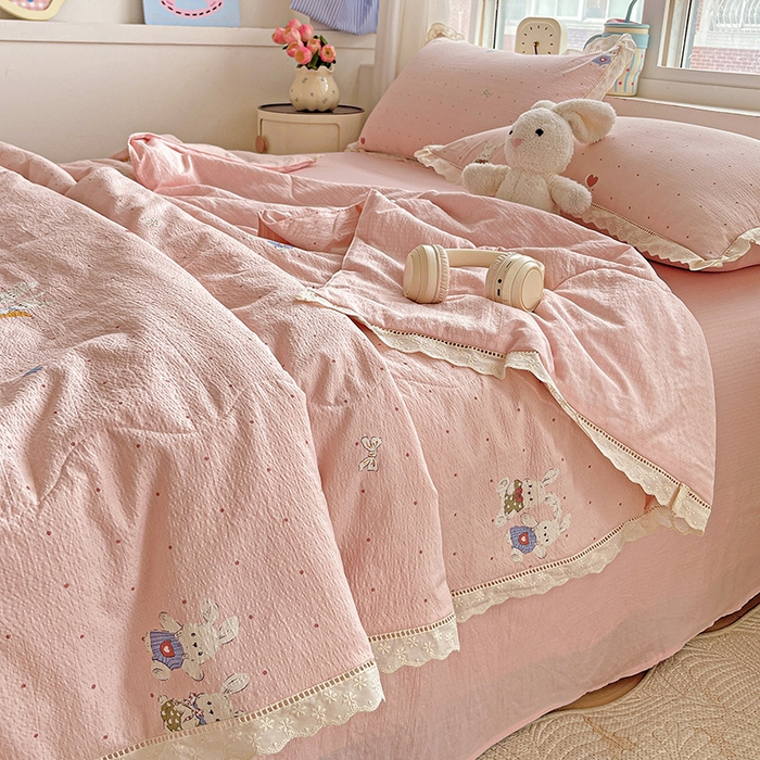 91家纺网 家纺一手货源 找家纺 仟网汇 2026新款云感木棉皱皱纱全棉花边款夏被四件套 波点小兔粉