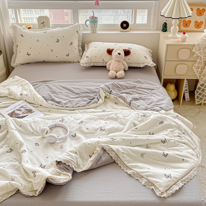 91家纺网 家纺一手货源 找家纺 仟网汇 2026新款云感木棉皱皱纱全棉花边款夏被四件套 蝴蝶梦