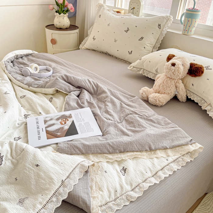 91家纺网 家纺一手货源 找家纺 仟网汇 2026新款云感木棉皱皱纱全棉花边款夏被四件套 蝴蝶梦