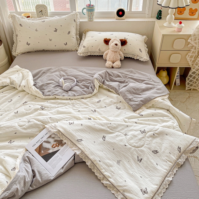 91家纺网 家纺一手货源 找家纺 仟网汇 2026新款云感木棉皱皱纱全棉花边款夏被四件套 蝴蝶梦