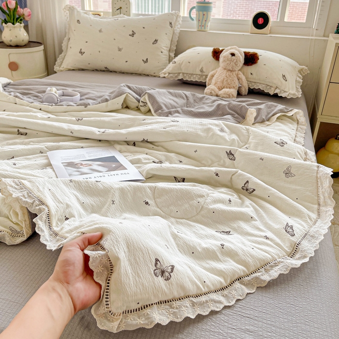 91家纺网 家纺一手货源 找家纺 仟网汇 2026新款云感木棉皱皱纱全棉花边款夏被四件套 蝴蝶梦