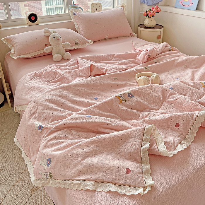 91家纺网 家纺一手货源 找家纺 仟网汇 2026新款云感木棉皱皱纱全棉花边款夏被四件套 波点小兔粉