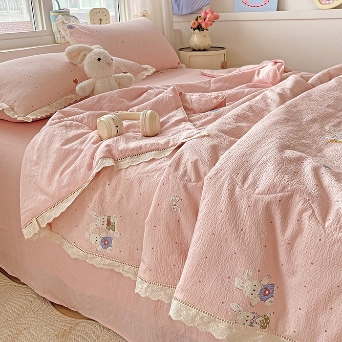 91家纺网 家纺一手货源 找家纺 仟网汇 2026新款云感木棉皱皱纱全棉花边款夏被四件套 波点小兔粉