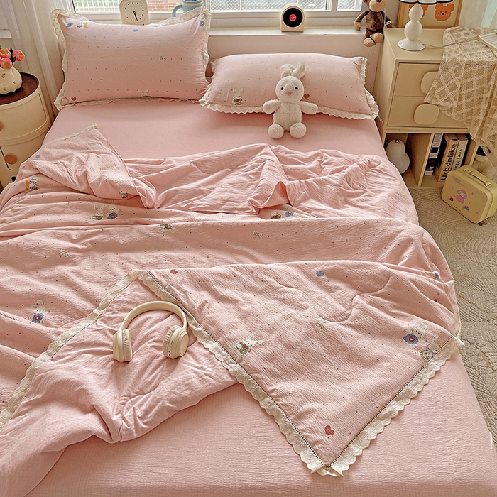 91家纺网 家纺一手货源 找家纺 仟网汇 2026新款云感木棉皱皱纱全棉花边款夏被四件套 波点小兔粉