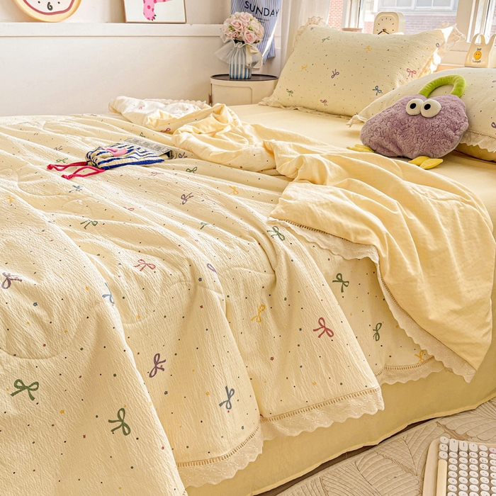 91家纺网 家纺一手货源 找家纺 仟网汇 2026新款云感木棉皱皱纱全棉花边款夏被四件套 蜡笔画