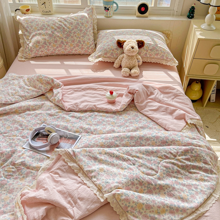 91家纺网 家纺一手货源 找家纺 仟网汇 2026新款云感木棉皱皱纱全棉花边款夏被四件套 春天里