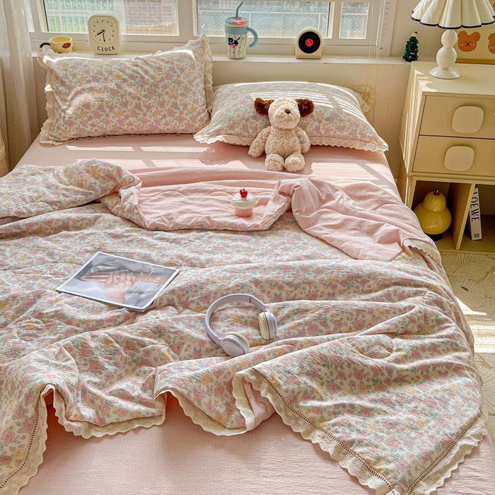 91家纺网 家纺一手货源 找家纺 仟网汇 2026新款云感木棉皱皱纱全棉花边款夏被四件套 春天里