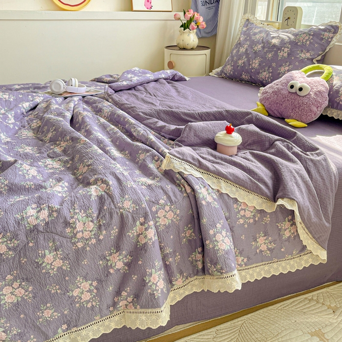 91家纺网 家纺一手货源 找家纺 仟网汇 2026新款云感木棉皱皱纱全棉花边款夏被四件套 豆蔻