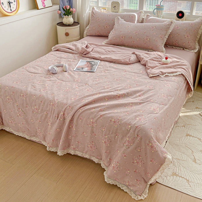 91家纺网 家纺一手货源 找家纺 仟网汇 2026新款云感木棉皱皱纱全棉花边款夏被四件套 素颜